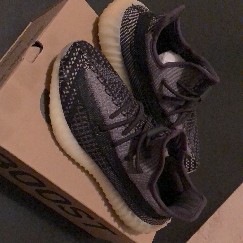 Yeezy Boost 350 v2 size 6 Asriel